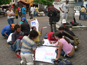 Kinder malen auf dem Platz